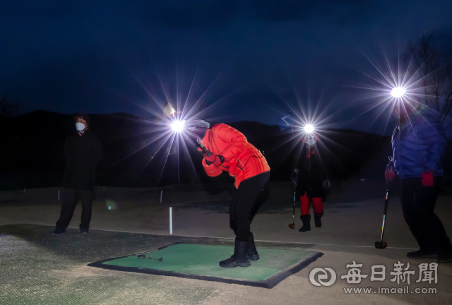 대구 북구 검단동 금호강 변 파크골프장에 나온 어르신들이 헤드랜턴으로 불을 밝혀 새벽 골프을 치고 있다. 김태형 선임기자 thk@imaeil.com