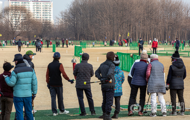 대구 수성파크골프장을 가득 메운 골퍼들. 홀짝 2부제에도 이용자가 몰려 티박스에서 대기하는 일이 잦다. 김태형 선임기자 thk@imaeil.com