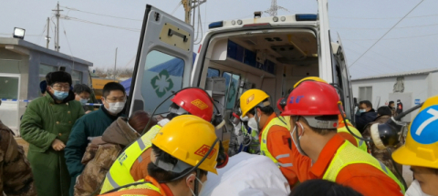 중국 산둥성 치샤시의 한 금광에서 폭발사고가 발생한 지 2주 만인 24일 구조대원들이 매몰 광부 한 명을 지상으로 구출해 구급차로 옮기고 있다. 연합뉴스