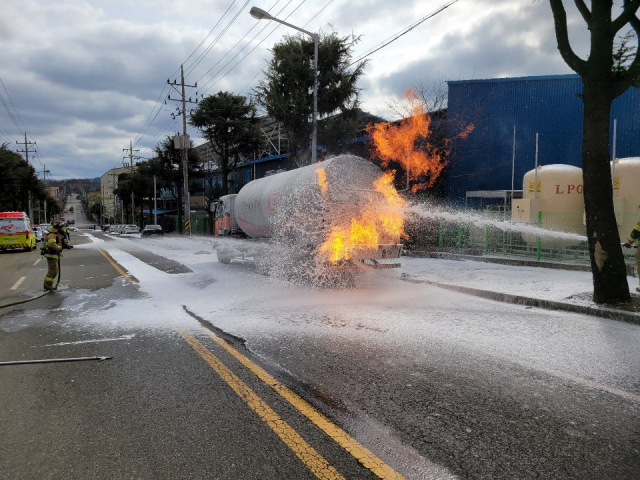 25일 오전 포항 제3일반산업단지 도로에서 발생한 LPG 탱크로리 차량 화재를 소방대원들이 진압하고 있다. 포항남부소방서 제공.