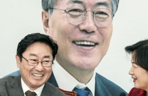 박범계, 추미애(오른쪽), 뒷쪽 사진은 문재인. 연합뉴스