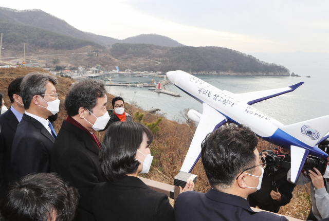 더불어민주당 이낙연 대표가 지난 21일 오후 부산 강서구 대항전망대에서 가덕도신공항 예정지를 둘러보고 있다. 연합뉴스