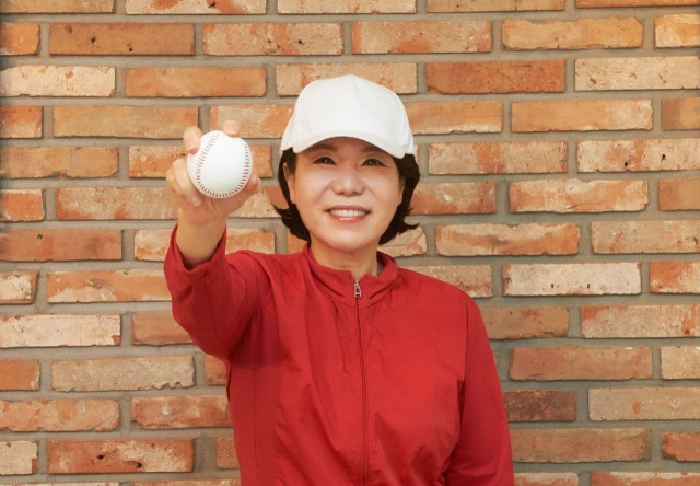 야구공을 든 조은희 서초구청장. 조은희 구청장 소셜 미디어 갈무리.