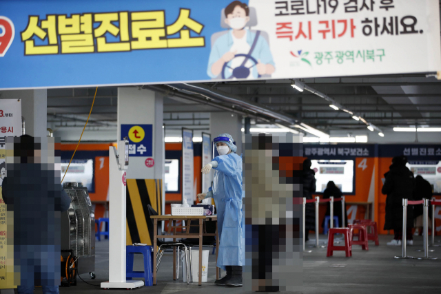 25일 오전 광주 북구선별진료소에 검사를 받으려는 시민들의 발길이 이어지고 있다. 광주 북구에서는 최근 TCS 에이스 국제학교 관련 확진자가 연일 나오고 있다. 연합뉴스