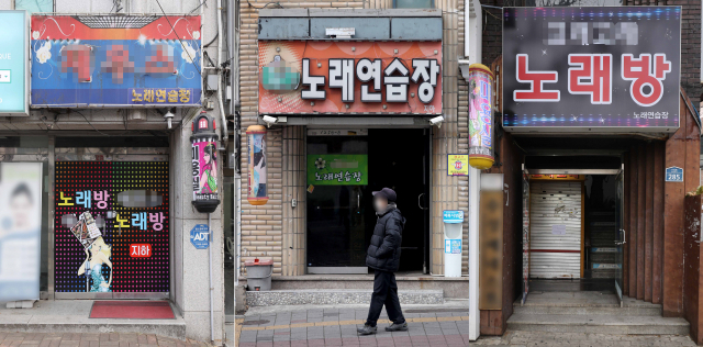 대구 유흥업종 직업소개소 업계가 단속에 소홀했다며 대구시를 비판하고 나섰다. 사진은 대구 수성구 노래연습장 3곳의 문이 굳게 닫힌 모습. 매일신문 DB