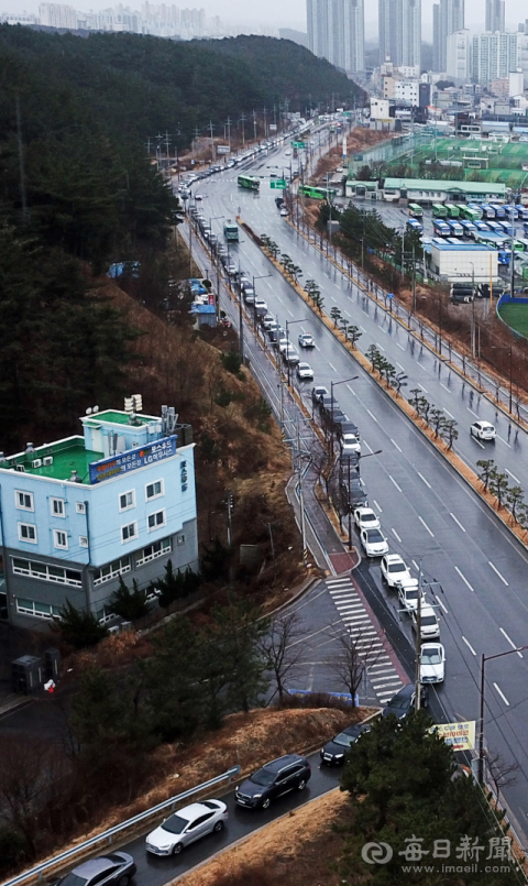 26일 포항시 북구 양덕한마음체육관에 마련된 코로나19 승차형검사소로 들어가려는 차량 수백 대가 긴 줄을 이루고 있다. 포항시는 전국에서 처음으로 1가구당 1명 이상 진단 검사를 의무화하는 행정명령을 내렸다. 우태욱 기자 woo@imaeil.com