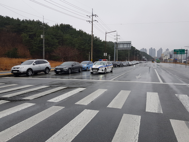 26일 오전 포항시 북구 양덕동 양덕한마음체육관 드라이브스루 선별진료소로 가기 위한 차량들이 길게 줄지어 서 있다. 배형욱 기자