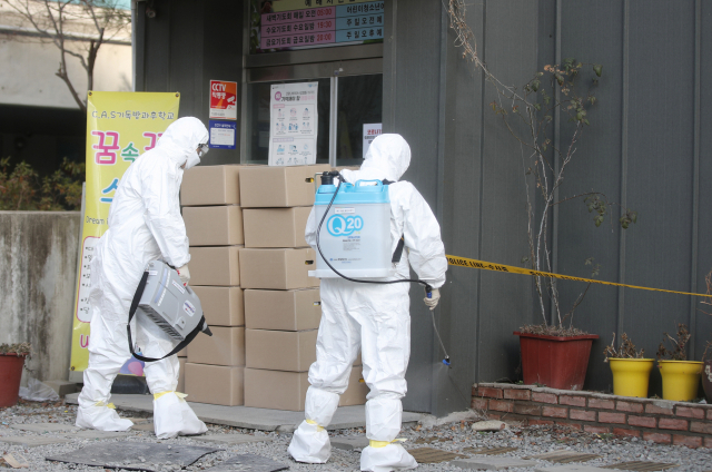 27일 오전 광주 광산구 TCS 국제학교에서 방역당국 관계자들이 방역 소독을 하고 있다. 이 곳에서 합숙 생활을 하던 학생과 교사 등 100명 넘는 확진자가 무더기로 발생했다. 연합뉴스