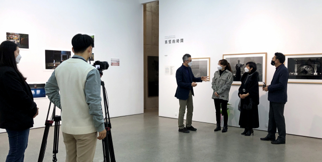 빛글 협동조합이 최근 지역 청년들과 남구 이천동 한 사진갤러리에서 온라인 전시회를 준비하고 있다. 빛글 제공