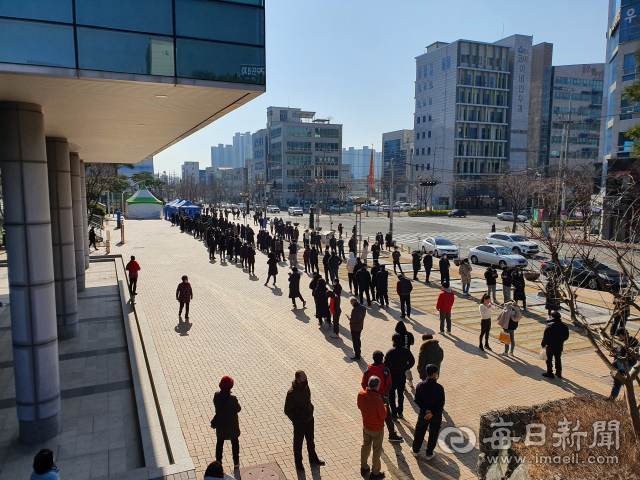 1가구 1인 이상 의무 검사 행정명령이 발령된지 이틀째인 27일 포항시의회 인근에 마련된 선별진료소에서 시민들이 약 500m가 넘는 긴 줄을 만들며 차례를 기다리고 있다. 신동우 기자