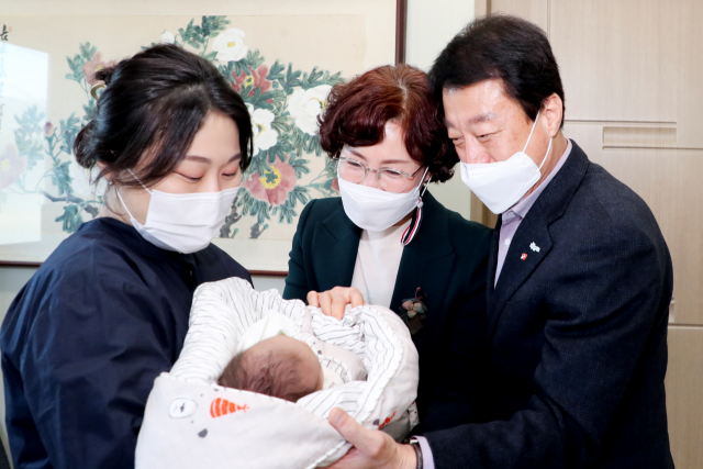 문준희 합천군수가 올해 첫 아이를 출산한 가정을 방문해 축하해주고 있다. 합천군 제공