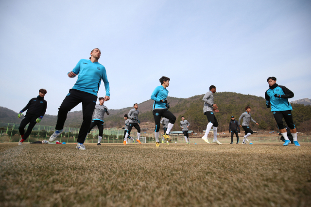 대구FC가 이번 겨울 스토브리그 기간 주전 선수들의 대거 이탈로 전력 약화의 우려를 낳고 있다. 사진은 대구FC 선수들이 경남 남해에서 동계훈련을 하는 모습. 대구FC 제공.