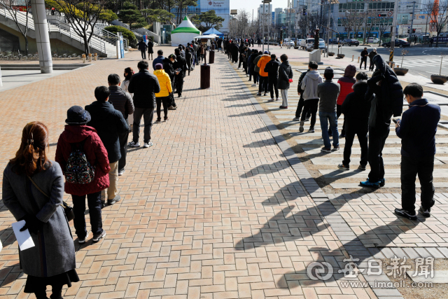 1가구당 1명 이상 코로나19 진단 검사를 의무화하는 포항시의 행정명령 시행 첫날에 이어 이틀째인 27일에도 선별검사소 20곳 마다 온종일 시민들의 발길이 이어졌다. 이날 오후 포항시청 앞 검사소에서 시민들이 차례를 기다리고 있다. 우태욱 기자 woo@imaeil.com