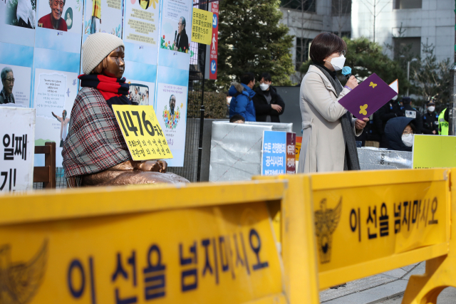 27일 오후 서울 종로구 옛 일본대사관 앞에서 열린 제1,476차 일본군 성노예제 문제 해결을 위한 수요집회 기자회견에서 이나영 정의기억연대 이사장이 주간 경과보고를 하고 있다. 연합뉴스