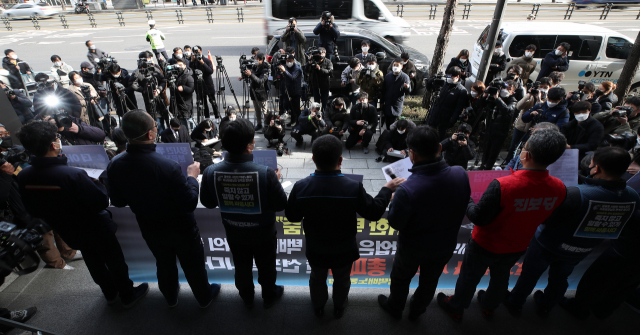 27일 오후 서울 중구 한진택배 본사 앞에서 전국택배노조 관계자들이 총파업 돌입 기자회견을 하고 있다. 지난 21일 택배 업계 노사와 정부는 분류작업을 사측이 책임지는 내용을 골자로 한 1차 합의문에 서명했다. 하지만 택배 노조는 택배사들이 일방적으로 사회적 합의를 파기했다며 29일부터 무기한 총파업에 돌입한다고 밝혔다. 한편 우체국본부 조합원들은 이날부터 배송업무에만 전념한다고 밝혔다. 연합뉴스