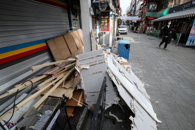 지난해 신종 코로나바이러스 감염증(코로나19) 확산 여파로 상가 공실이 늘고, 임대료도 떨어진 것으로 나타났다. 27일 한국부동산원의 발표에 따르면 서울 대표 상권으로 꼽히는 이태원·명동·광화문 등에서는 상가 4∼5곳 중 1곳이 문을 닫는 등 코로나19로 인한 충격이 컸다. 사진은 이날 중대형 상가 공실률이 26.7%를 기록 서울에서 공실이 제일 많은 것으로 조사된 이태원 상점가의 한산한 모습. 연합뉴스