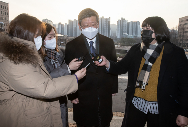 이용구 법무부 차관이 28일 오전 정부과천청사 법무부로 들어서고 있다. 연합뉴스