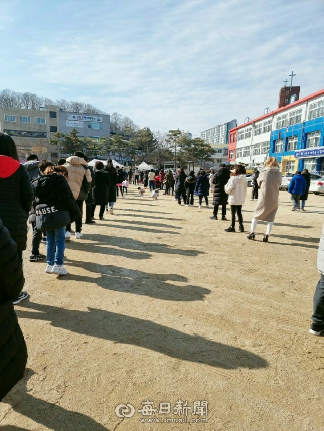 안동시가 지역 내 송현초등학교에 이동 선별진료소를 설치하고 코로나19 검체를 시행하고 있다. 지난 27일 검체를 위해 송현초를 방문한 시민들이 긴 줄을 서 있다. 독자 제공