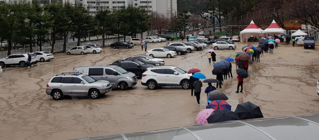 포항시 북구 우현동 유성여고 운동장의 26일 오전 선별진료소 모습. 배형욱 기자