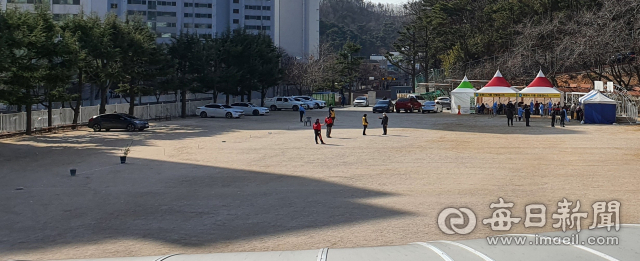 28일 오전 포항시 북구 우현동 유성여고에 설치된 임시선별진료소가 지난 이틀전에 비해 눈에 띄게 한산하다. 김대호 기자