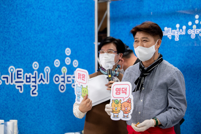 지난해 12월 온라인으로 치러진 대게축제 중 쿡방쇼에 출연한 이희진 영덕군수(오른쪽). 당시 시도한 라이브커머스가 좋은 반응을 얻으면서 영덕군이 주민들의 소득증대를 위해 라이브커머스 지원사업을 본격적으로 시작했다. 영덕군 제공