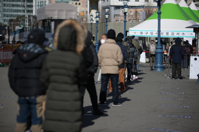 29일 오후 서울역광장에 설치된 임시선별진료소에서 시민들이 코로나19 검사를 받기 위해 줄을 서고 있다. 연합뉴스