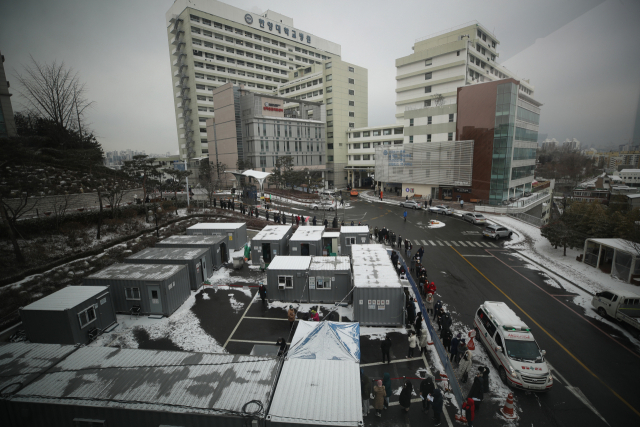 30일 오전 신종 코로나바이러스 감염증(코로나19) 확진자가 나온 서울 한양대병원 선별진료소가 검사 대기자들로 붐비고 있다. 연합뉴스