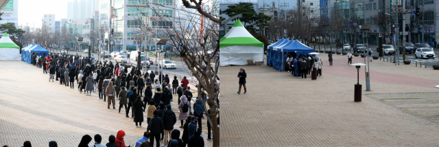 경북 포항시가 신종 코로나바이러스 감염증(코로나19) 진단검사 행정명령과 관련해 혼잡이 빚어지자 검사팀과 선별진료소를 확대하고 기간을 연장하면서 검사 상황이 안정을 찾아가고 있다. 왼쪽은 27일 포항시청 앞 선별검사소에는 수백명이 몰려 있을 때 모습이고, 오른쪽은 28일 같은 장소에 20여명만 대기 중인 모습이다. 연합뉴스