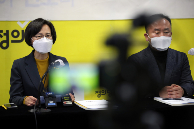 정의당 강은미 원내대표가 30일 오후 서울 정의당에서 온라인 방식으로 열린 정의당 전국위원회에 앞서 발언하고 있다. 연합뉴스