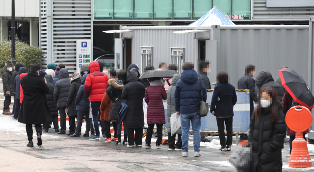 30일 오전 신종 코로나바이러스 감염증(코로나19) 확진자가 나온 서울 한양대병원 선별진료소가 검사 대기자들로 붐비고 있다. 연합뉴스