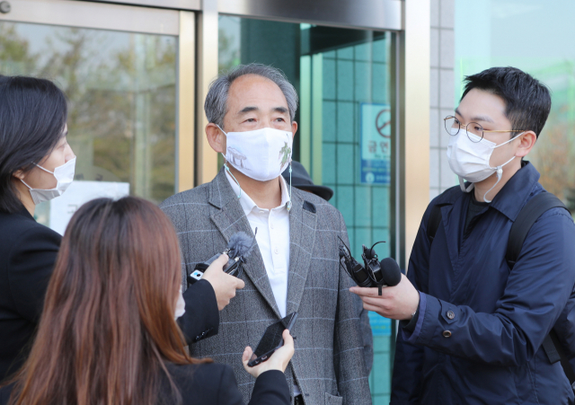 윤준병 더불어민주당 의원이 30일 오후 전주지법 정읍지원에서 열린 공직선거법 위반 혐의에 대한 선고공판을 마치고 취재진 질문을 받고 있다. 윤 의원은 이날 법원으로부터 벌금 90만원을 선고받았다. 연합뉴스