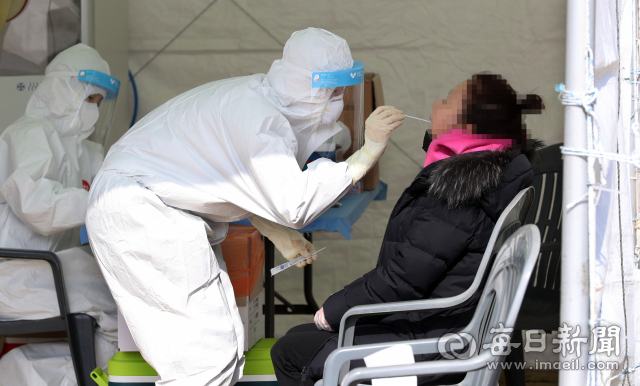 대구 코로나19 임시선별검사소 운영 종료일인 지난 1월 31일 두류야구장 임시선별검사소에서 한 시민이 코로나19 검사를 받고 있다. 코로나19 임시선별검사소인 두류야구장, 국채보상운동기념공원, 스타디움 주차장, 다사보건지소 등 4곳이 이날 운영을 마무리했다. 각 구·군 보건소 선별진료소는 운영이 계속된다. 성일권 기자 sungig@imaeil.com