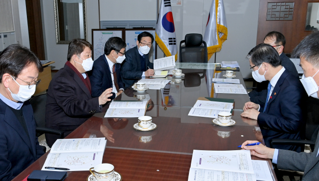 권영진 대구시장, 하대성 경북도 경제부지사가 지난 29일 변창흠 신임 국토교통부 장관을 만나 김해신공항 건설을 계획대로 추진해줄 것을 요청했다. 경북도 제공