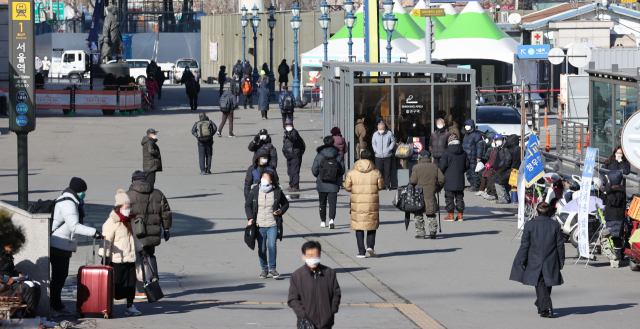 서울역광장 노숙인 관련 신종 코로나바이러스 감염증(코로나19) 누적 확진자가 39명을 기록한 지난 29일 오후 서울역 광장에서 시민들이 걸어가고 있다. 연합뉴스