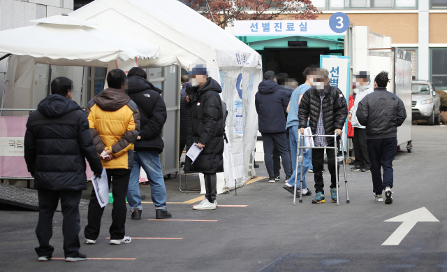 31일 오후 서울 중구 국립중앙의료원에 마련된 선별진료소를 찾은 시민들이 검사를 기다리고 있다. 중앙방역대책본부에 따르면 이날 0시 기준 코로나19 신규확진자 수는 355명으로 이중 지역발생이 325명, 해외유입이 30명으로 나타났다. 신규 확진자 수가 300명대로 떨어진 것은 지난 26일 이후 닷새만이다. 연합뉴스