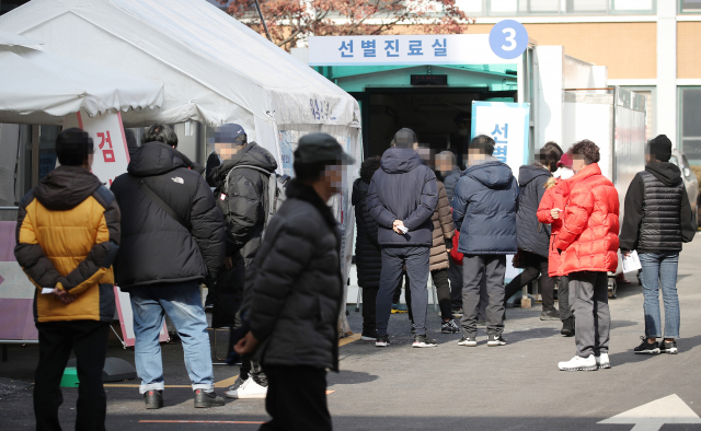 31일 오후 서울 중구 국립중앙의료원에 마련된 선별진료소를 찾은 시민들이 검사를 기다리고 있다. 중앙방역대책본부에 따르면 이날 0시 기준 코로나19 신규확진자 수는 355명으로 이중 지역발생이 325명, 해외유입이 30명으로 나타났다. 신규 확진자 수가 300명대로 떨어진 것은 지난 26일 이후 닷새만이다. 연합뉴스