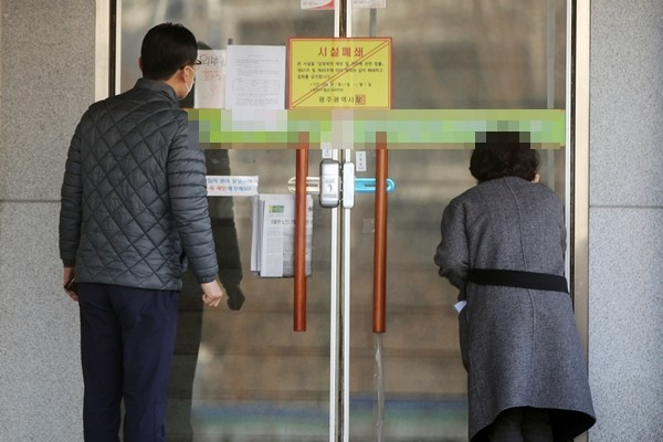 31일 오전 광주 서구 안디옥교회에서 방역당국 관계자가 내부를 살펴보고 있다.연합뉴스