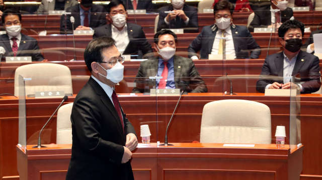 국민의힘 주호영 원내대표가 1일 국회에서 열린 의원총회에서 인사말을 위해 발언대로 향하고 있다. 연합뉴스