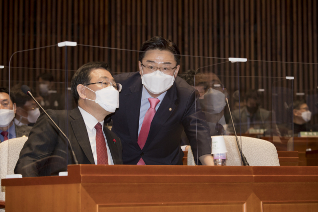 국민의힘 주호영 원내대표(왼쪽)가 1일 국회에서 열린 의원총회에서 김성원 원내수석부대표와 대화하고 있다. 연합뉴스