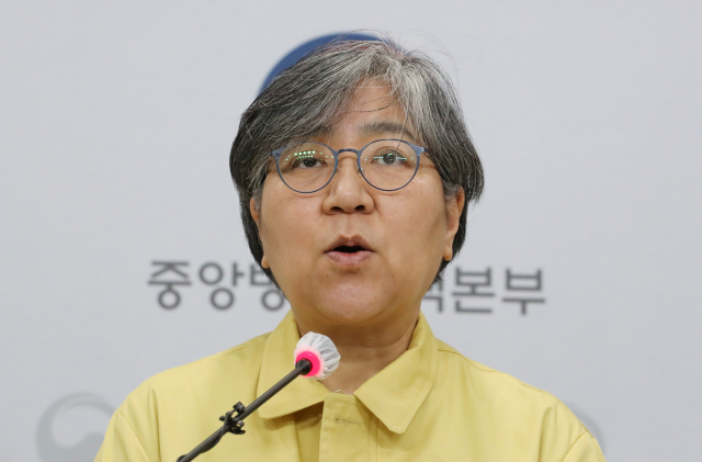 정은경 중앙방역대책본부장(질병관리청장)이 1일 오후 충북 청주시 질병관리본부에서 신종 코로나바이러스 감염증(코로나19) 국내 발생 현황 및 확진 환자 중간조사 결과 등 정례브리핑을 하고 있다. 연합뉴스