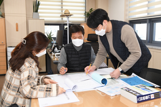 영주시청 하천과 직원들이 설계도면을 들여다보며 심사를 하고 있다. 영주시 제공