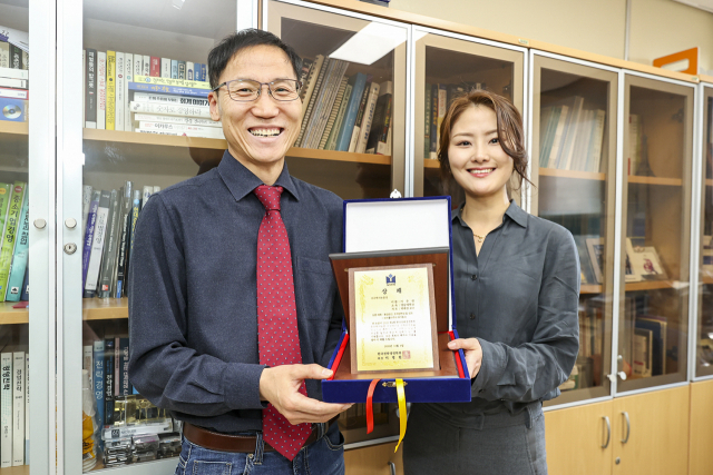 제4회 한국전략경영학회 우수박사논문상을 수상한 영남대 경영학과 이주연 박사(오른쪽)가 박태경 지도교수와 상패를 들어보이고 있다. 영남대 제공