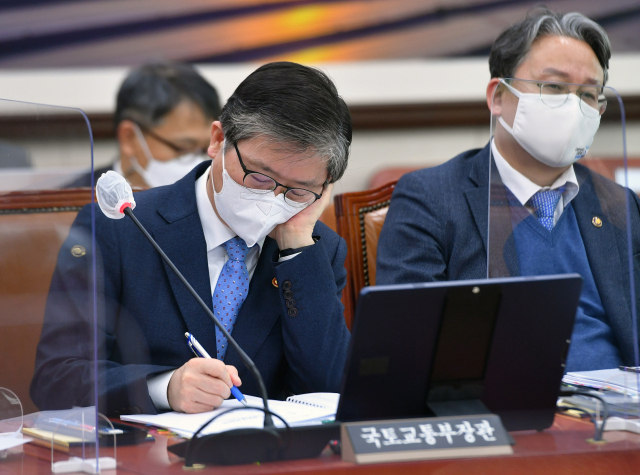 변창흠 국토교통부 장관이 3일 국회에서 열린 국토교통위원회 전체회의에서 질의를 듣고 있다. 연합뉴스