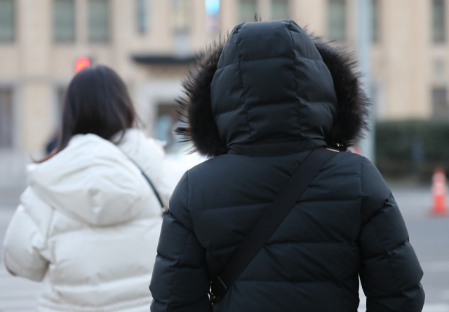 절기상 입춘(立春)인 3일 오전 서울 최저기온이 영하 9도까지 내려갔다. 서울 광화문 네거리에서 직장인들이 두꺼운 방한복을 입고 움츠린 모습으로 출근하고 있다. 연합뉴스