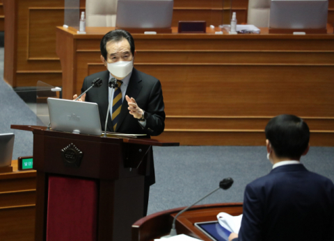 정세균 국무총리가 5일 오후 국회 본회의에서 열린 경제분야 대정부 질문에 출석, 더불어민주당 서삼석 의원의 질의에 답하고 있다. 연합뉴스