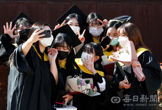 5일 대구보건대 졸업생들이 교정에서 기념촬영을 하고 있다. 코로나19 여파로 대부분 대학들이 졸업식 축소 또는 연기를 검토 중인 가운데 이날 대구보건대는 20개 학과 가운데 5개 학과만 개별 졸업 행사를 열었다. 우태욱 기자 woo@imaeil.com