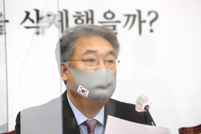 국민의힘 정진석 공천관리위원장이 5일 오전 서울 여의도 국회에서 서울시장 및 부산시장 본경선 진출자를 발표하고 있다. 서울시장 후보 본경선 진출자는 나경원 전 의원, 오세훈 전 서울시장, 오신환 전 의원, 조은희 서초구청장. 부산시장 후보 본경선 진출자는 박민식 전 의원, 박성훈 전 부산 경제부시장, 박형준 동아대 교수, 이언주 전 의원이다. 연합뉴스