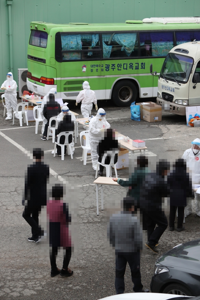 6일 오전 광주 서구 안디옥교회 주차장에 마련된 임시 선별진료소에서 자가격리 중인 교인과 그 가족 등이 격리 해제 전 신종 코로나바이러스 감염증(코로나19) 전수 검사에 참여하고 있다. 연합뉴스