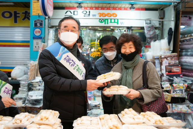 장세용 구미시장이 구미새마을시장에서 설 명절 전통시장 장보기 행사를 하고 있다. 구미시 제공