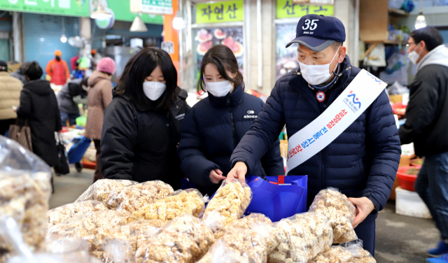 협약식이 끝난 뒤 전 직원이 죽도시장에서 설 선물과 제수용품을 구매하며 전통시장 이용하기 캠페인을 벌였다